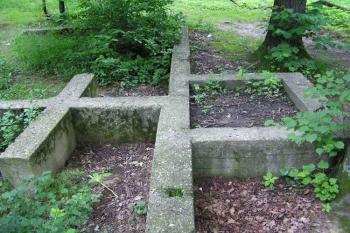 pozůstatek lesního zámečku ( © Jan P. Štěpánek 07/2005)