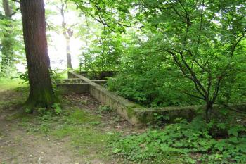 části zachovalých základů zámečku ( © Jan P. Štěpánek 07/2005)