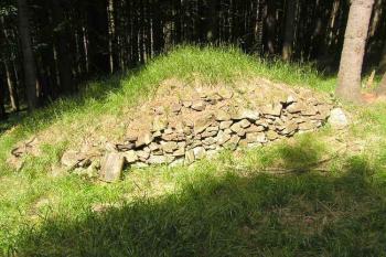 jedna z branek jižní ohrady, poměrně zachovalá ( © Jan P. Štěpánek 07/2005)