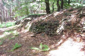 dochovaná hradba u hlavní brány ( © Jan P. Štěpánek 07/2005)