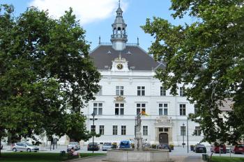 radnice z náměstí (© Rodochrozit, 07/2010)