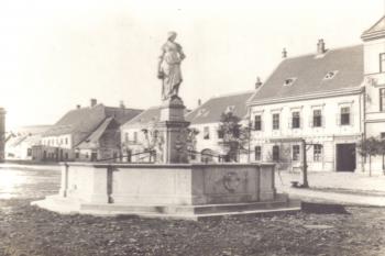 Valtice - Fotografie náměstí z počátku 20.století (soukr.sbírka IvoR) ( © anon.)