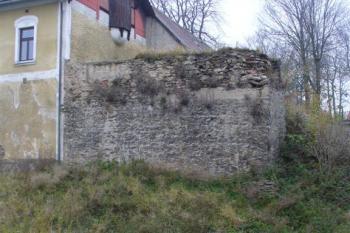 zbytky zdiva (hradby, nebo kontreskarpy) na jížní straně (© zdeněk komínek, 10/2007)