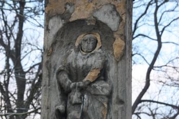 Kříž severně od kostela: detail reliéfu na podstavci ( © Ivan Grisa 12/2009)