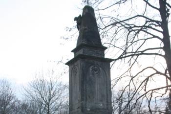 Trojiční sloup severovýchodně od kostela ( © Ivan Grisa 12/2009)