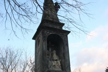 Trojiční sloup severovýchodně od kostela ( © Ivan Grisa 12/2009)