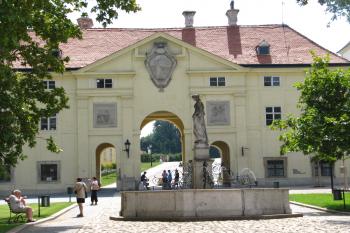 brána s kašnou z náměstí (© rodo chrozit, 07/2010)
