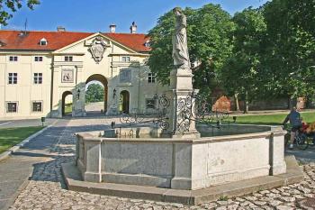Pohled z náměstí ( © Luděk Pitter 07/2005)