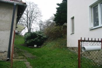 vpravo za domem se vypíná západní svah jádra tvrze (© D Dohňanský, 12/2014)