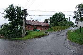 Celkový pohled od jihovýchodu, podél silnice vpravo je vidět původní val ( © Roman Řezáč 07/2005)