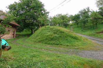 Zachovaný úsek valu na východě ( © Roman Řezáč 07/2005)