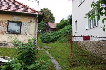 Hned za domem na jižní straně vystupuje centrální pahorek ( © Roman Řezáč 07/2005)