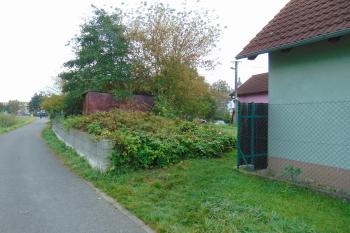 Sev.část tvrziště /vpravo/ od západu (© Dušan Dohňanský 10/2020)