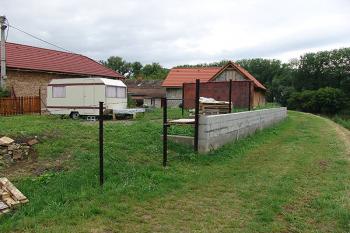 Terasní zídka podpírající zvýšený terén ( © Roman Řezáč 07/2005)