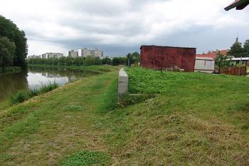 Terasní zídka podpírající zvýšený terén ( © Roman Řezáč 07/2005)
