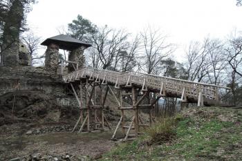 Brána s kolébkovým padacím mostem, zajištěná a zastřešená (© Jan Večeřa, 03/2016)