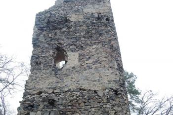 Uprostřed okno předpokládané kaple, výše kapsy po ochozu se zazděným vstupem (© Jan Večeřa, 03/2016)