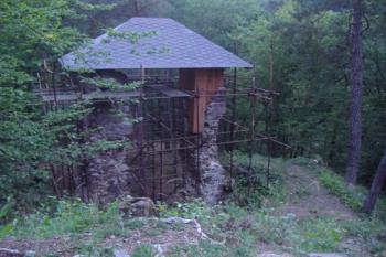 pohled na branskou věž z pahorku jádra (© Miroslav Šamal, 09/2008)