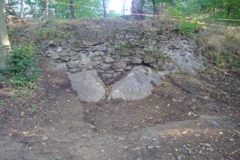 pohled na jediný dochovaný střep zdiva hospodářské budovy předhradí (© Miroslav Šamal, 10/2008)