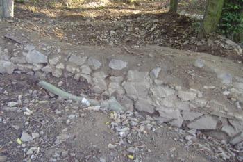 stěna dlouhé hospodářské budovy v předhradí (© Miroslav Šamal, 10/2008)