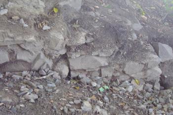 detail odkryté stěny hospodářské budovy předhradí při archeolog. průzkumu v létě 2008 (© Miroslav Šamal, 10/2008)