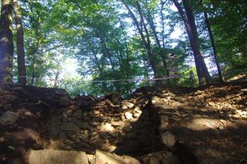 Pohled na archeologickou sondu z léta 2008 - pohled na odkrytou vnitřní hradbu (© Miroslav Šamal, 10/2008)