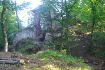 Branská věž jádra hradu - pohled od jihozápadu z předhradí (© Miroslav Šamal, 10/2008)