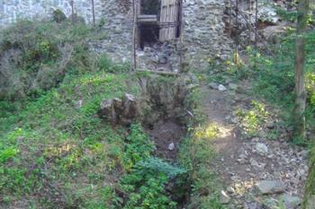 druhý hradní příkop - detail na jeho spodní část s tzv. vlčí jámou a arch. výkopu z roku 2005 (© Miroslav Šamal, 10/2008)