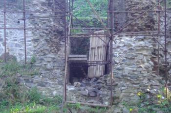 Detail spodní části branské věže jádra hradu - probíhání oprav spodní části (© Miroslav Šamal, 10/2008)