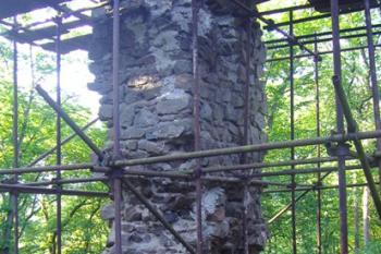 Levý pilíř druhé brány, při vstupu do jádra hradu (© Miroslav Šamal, 10/2008)