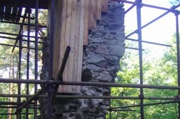Pravý pilíř druhé brány hradu Zlenice (© Miroslav Šamal, 10/2008)