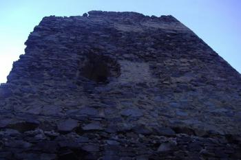 Největší zachovaný článek hradu - donjon (© Miroslav Šamal, 10/2008)