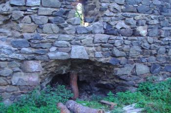 Hluboká kaverna po detektorářích v síle zdiva donjonu (© Miroslav Šamal, 10/2008)