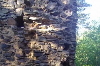 jihozápadní část donjonu - místo třetí brány jádra (ještě znatelný náběh na klenební oblouk) (© Miroslav Šamal, 10/2008)