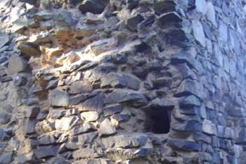 Detail dochovaného náběhu na klenební oblouk u třetí brány jádra hradu, při patě donjonu (© Miroslav Šamal, 10/2008)