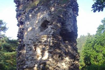 Vysoký střep donjonu - znatelné jednotlivé fáze přestaveb (jihozápadní menší střep je připojen na spáru) (© Miroslav Šamal, 10/2008)