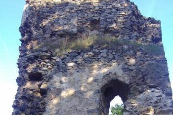 Zachovalá část donjonu s původní omítkou v prvém patře a hrotitým okénkem se sediliemi (snad kaple) (© Miroslav Šamal, 11/2008)