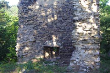 Dolní část zachované části donjonu se střílnovým okénkem (bez ostění) (© Miroslav Šamal, 11/2008)