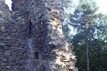 východoseverní střep donjonu, připojen na spáru k ostatnímu zdivu (© Miroslav Šamal, 11/2008)