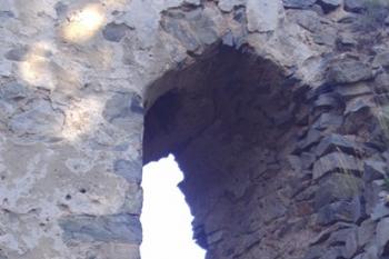 Detail hrotitého okna se sediliemi ve východním rohu donjonu v prvním patře (předpoklad existence kaple) (© Miroslav Šamal, 11/2008)