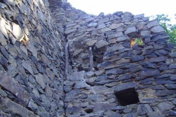 severovýchodní střep donjonu - čtvercový otvor ve zdivu sloužil jako vestavěná skříňka, která byla obložena dřevem (© Miroslav Šamal, 11/2008)
