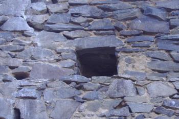 Detail otvoru sloužícího jako vestavěná skříňka (např. na cennosti) v severovýchodním střepu donjonu (© Miroslav Šamal, 11/2008)