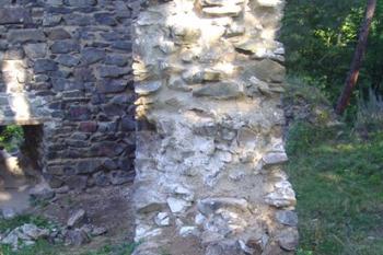 Spárování vrcholové partie zdiva donjonu (© Miroslav Šamal, 11/2008)