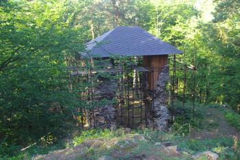 Pohled z hradního jádra na branskou věž (© Miroslav Šamal, 11/2008)