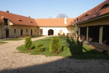První nádvoří - hospodářská část (© Pavel Pilař, 09/2010)