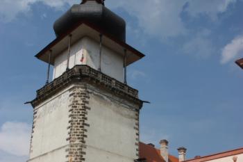 Velká věž od vstupu do podzemních koníren ( © Ivan Grisa 05/2011)