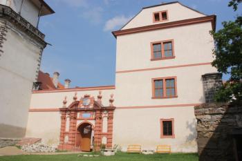 Západní čelo vnitřního hradu od vstupu do podzemních koníren ( © Ivan Grisa 05/2011)