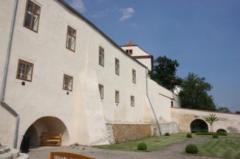 Jižní úřednický dům z barokní zahrádky ( © Ivan Grisa 05/2011)