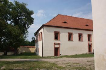 Severní úřednický dům od jihu ( © Ivan Grisa 05/2011)