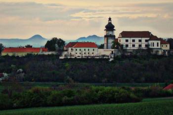 podvečerní zámek z jižních polí (© Vít Pávek, 04/2013)